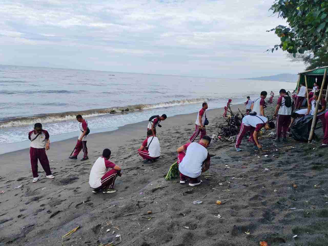 Ditpolairud Polda NTB Laksanakan Kegiatan Bersih-Bersih Pantai (program Kabaharkam Polri, Direktorat Polisi Perairan dan Udara Ditpolairud Polda Nusa Tenggara Barat) .
